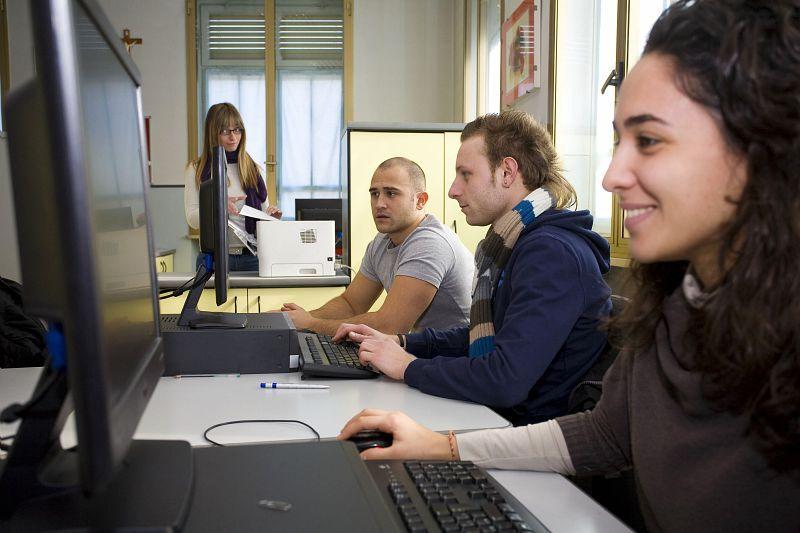 A Milano il lavoro c’è, ma non basta: i giovani tra ansia, stipendi bassi e vita a casa dei genitori