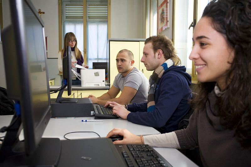 A Milano il lavoro c’è, ma non basta: i giovani tra ansia, stipendi bassi e vita a casa dei genitori