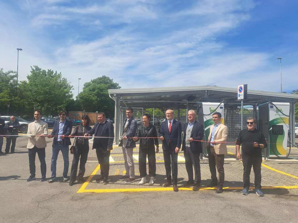 Taglio del nastro per la nuova bicistazione di Gessate: ricarica sicura per tutti i veicoli elettrici