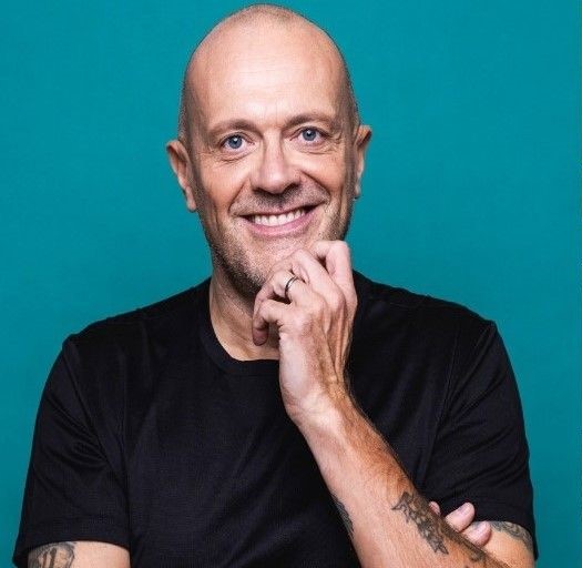 Max Pezzali riaccende San Siro con un concerto-nostalgia sugli “Anni d’oro”