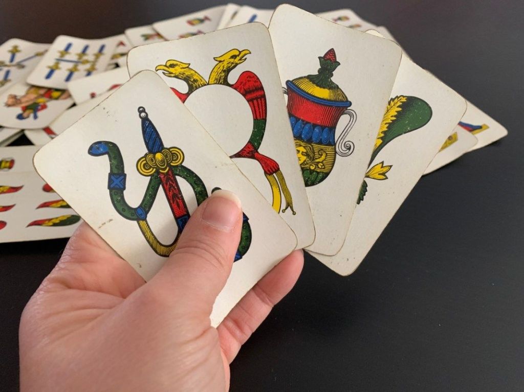 Il gioco più popolare sotto l’ombrellone? Il Burraco. Poi Scala 40 e Briscola