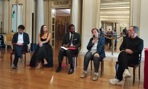 Il riscatto di Violetta nell’era moderna: la “Traviata” della Cavani torna alla Scala
